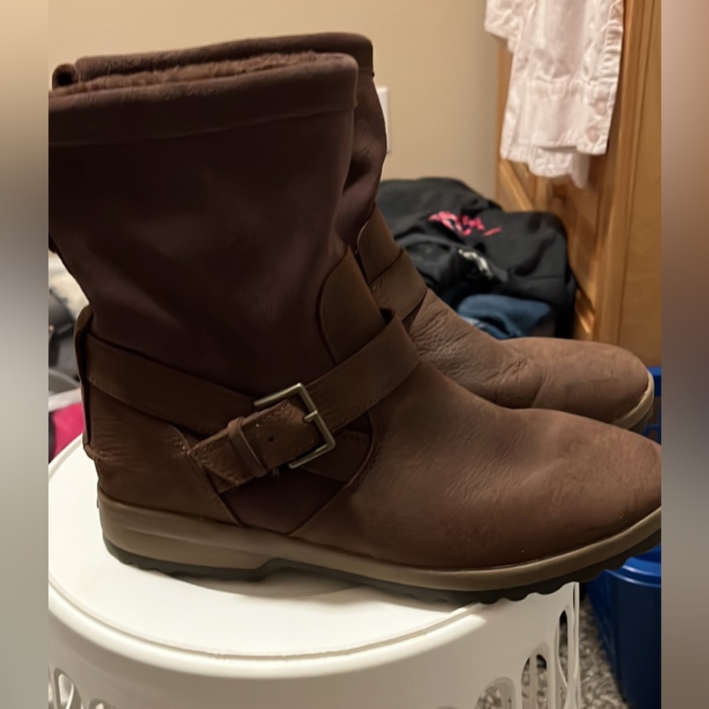 Women’s brown sperry boots size 9